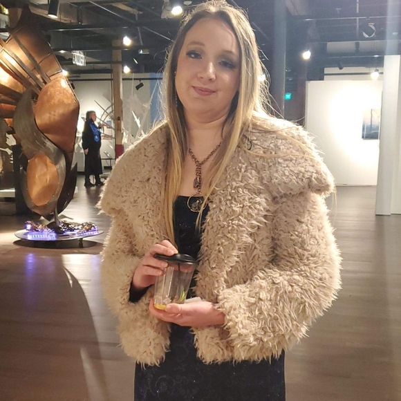 Meet your Posher, Alyssa - Picture 2 of 3